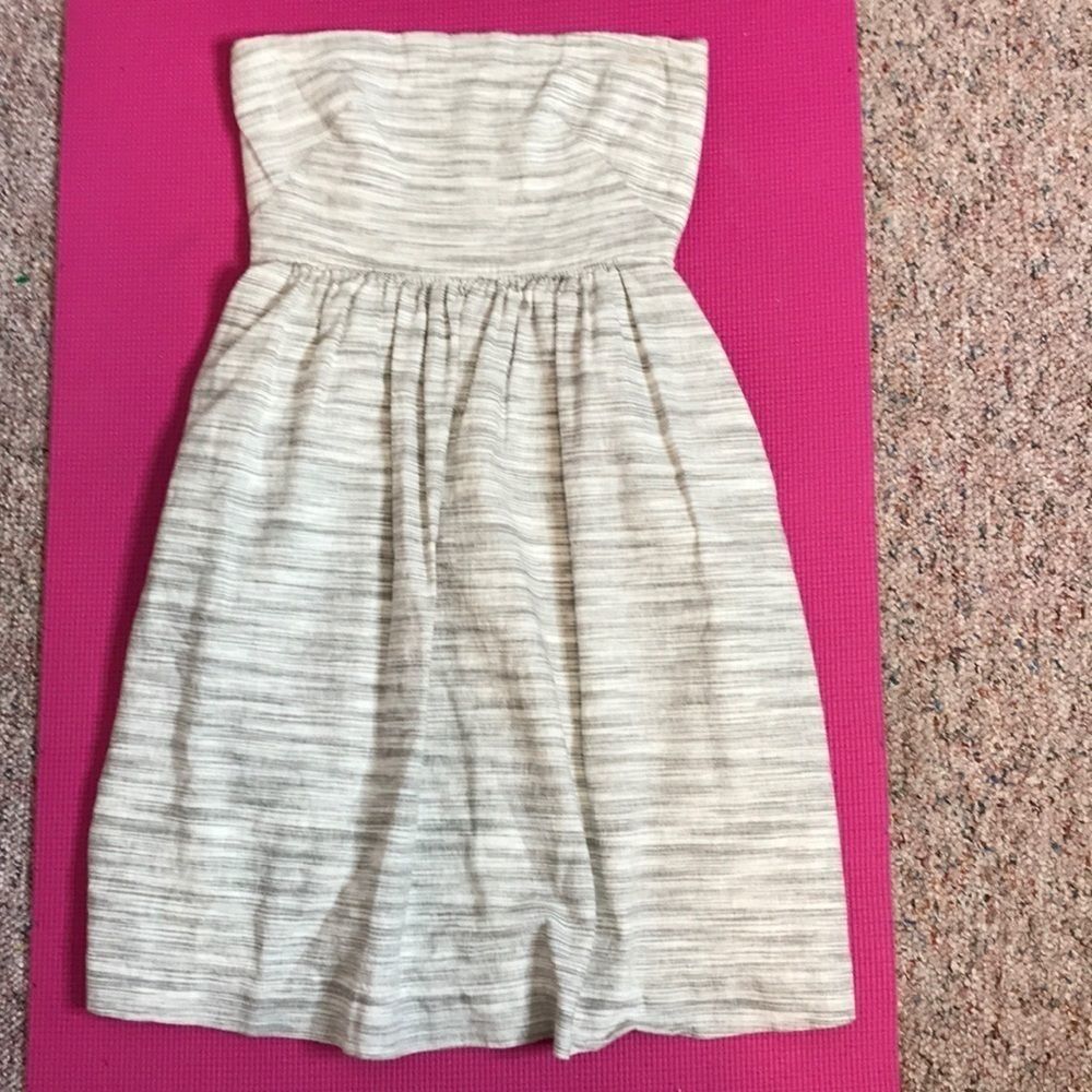 Banana Republic 💯 cotton strapless dress. Fully lined & zips in back.